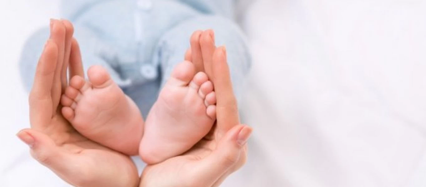 Σπάνια η ενδομήτρια μετάδοση του κορωνοϊού στα νεογνά